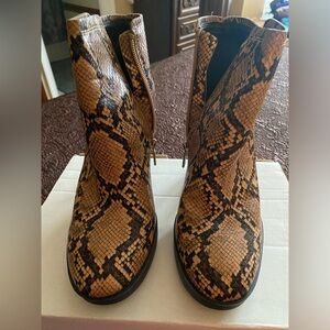 Kenneth Cole Booties like new. Size 8